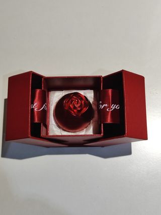 Caja con anillo sorpresa.
