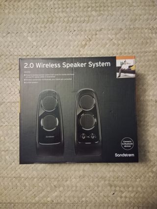 Altavoces con avería. Electrónica. Estudiantes.