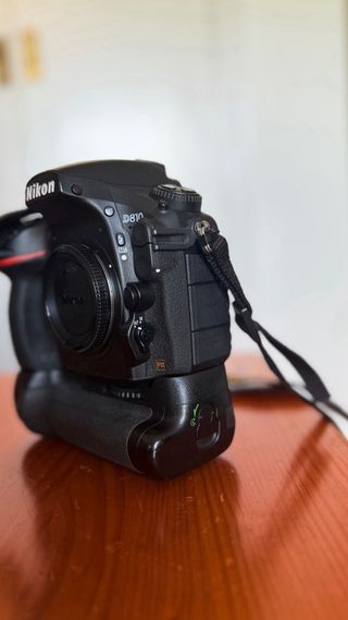 Nikon D810 en buen estado + Grip de regalo