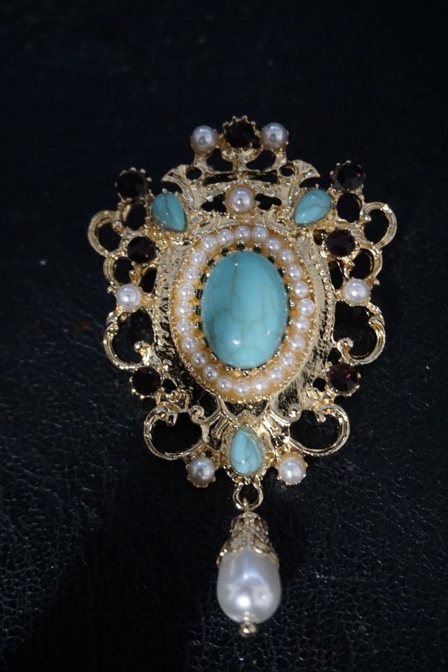 Precioso broche de pedrería