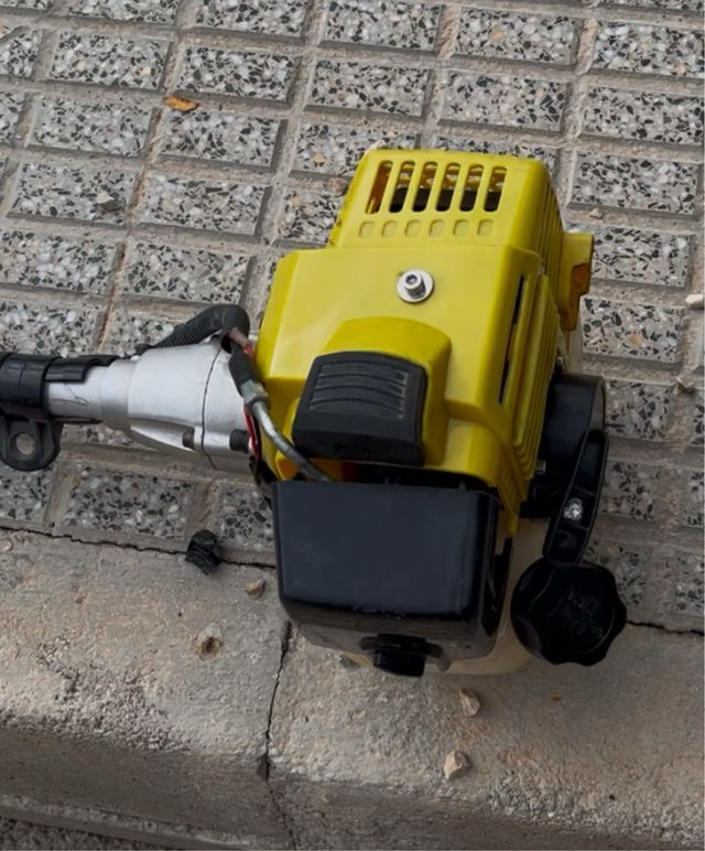 Decespugliatore per tagliare l'erba