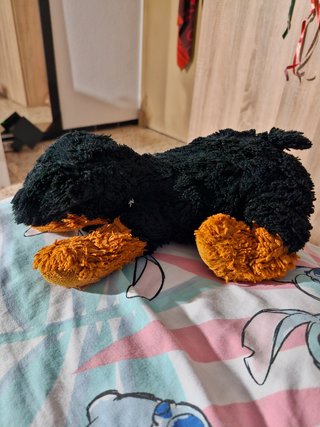Peluche de perro negro y marrón