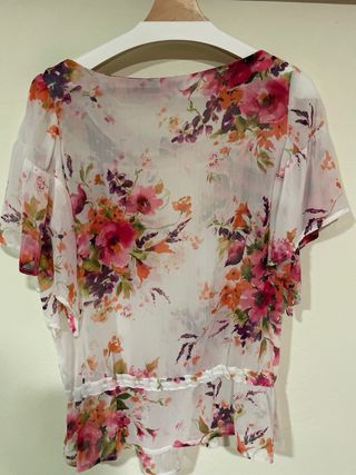 Blusa mujer estampado flores fondo blanco