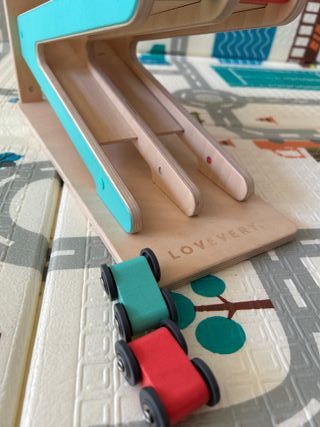 Rampa de carreras madera con coches LOVEVERY
