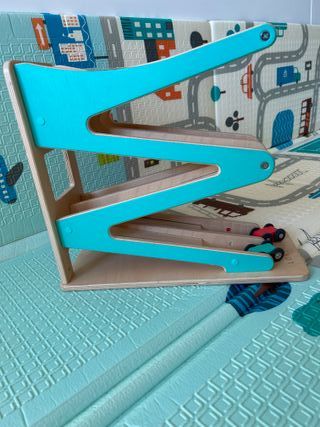 Rampa de carreras madera con coches LOVEVERY