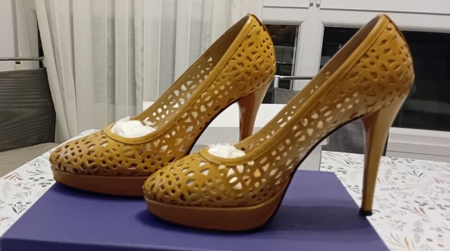 Zapatos de salón Stuart Weitzman (37.5)