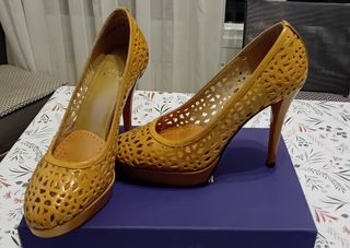 Zapatos de salón Stuart Weitzman (37.5)