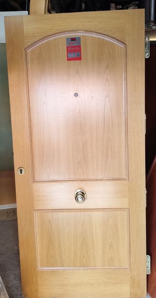 Puerta de entrada de madera blindada 