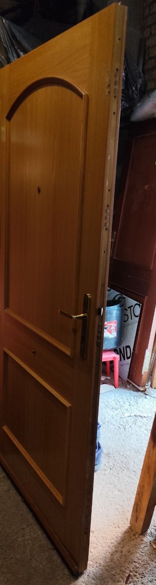 Puerta de entrada de madera blindada 