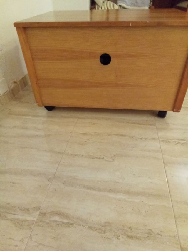 Mesa de tv de madera de pino