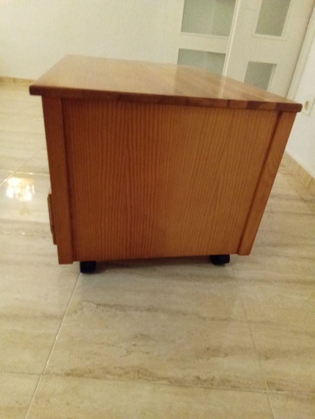 Mesa de tv de madera de pino