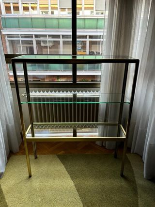 Mobili libreria in oro e vetro