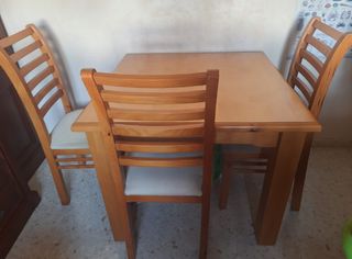 Conjunto de mesa y sillas