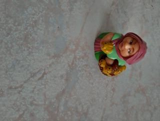 Miniatura donna con cestino pulcini