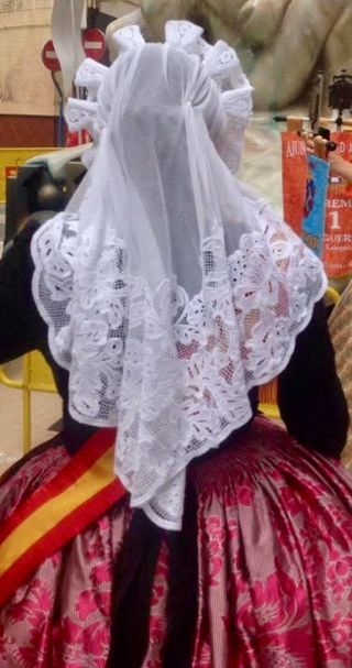 Mantilla y delantal novia alicantina