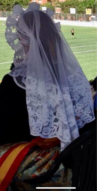 Mantilla y delantal novia alicantina