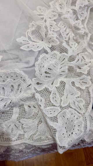 Mantilla y delantal novia alicantina