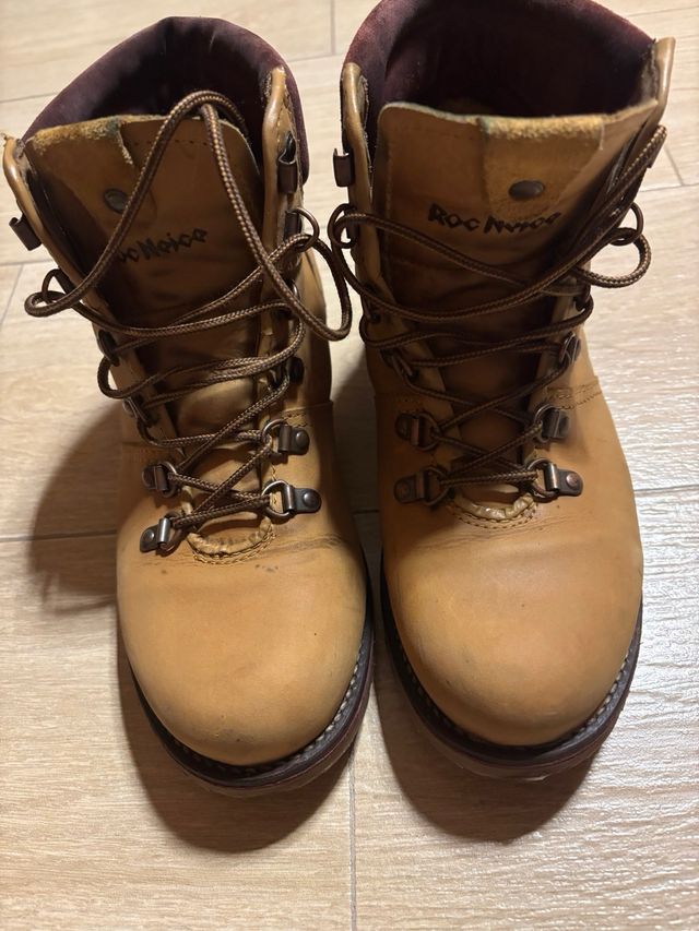 Botines de piel con cordónes 