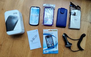Teléfono HTC ONE S + 5 fundas + cargador coche