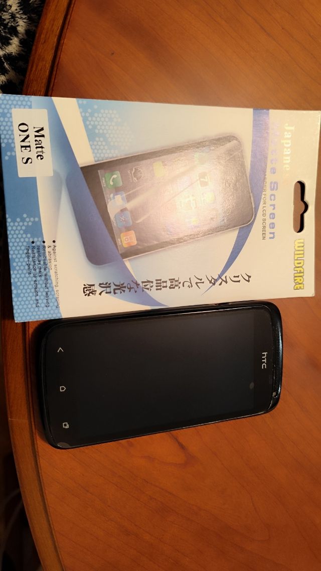 Teléfono HTC ONE S + 5 fundas + cargador coche