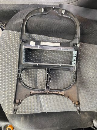 Carcasa radio Peugeot 206