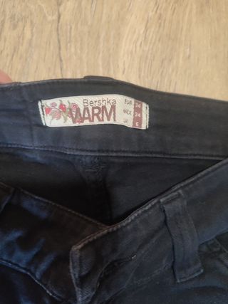 Pantalón negro acampanado