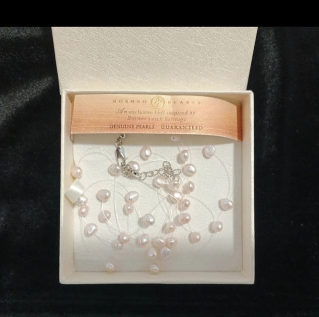 Collar de perlitas de Borneo