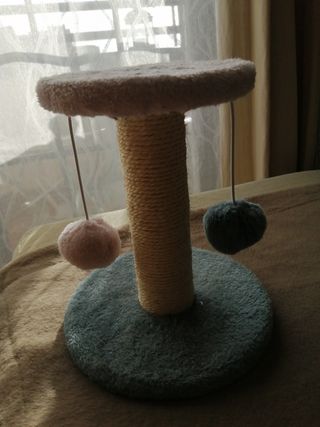 Capazo y rascador gato