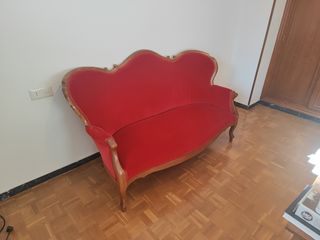 Sofá isabelino de terciopelo rojo