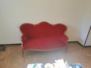 Sofá isabelino de terciopelo rojo