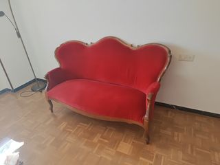 Sofá isabelino de terciopelo rojo