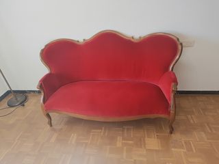 Sofá isabelino de terciopelo rojo