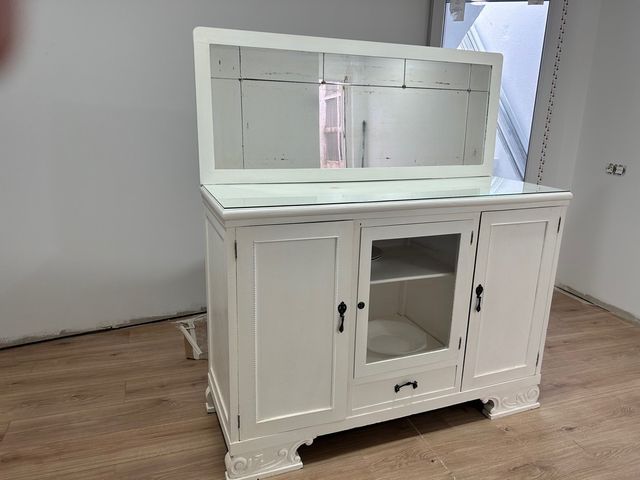 Aparador con espejo castaño lacado en blanco