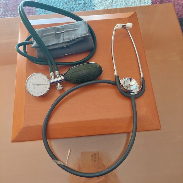 Esfignomanómetro y fonendoescopio