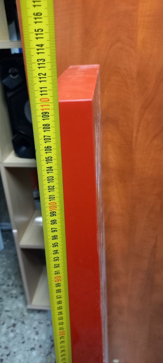 Balda de colgar rojo brillante