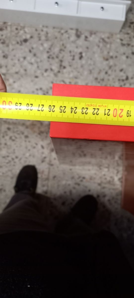 Balda de colgar rojo brillante