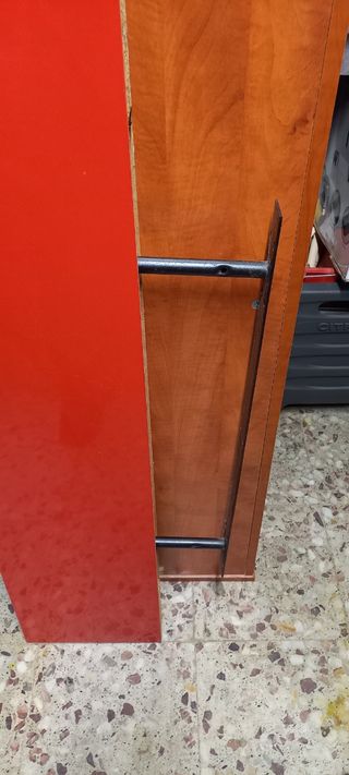 Balda de colgar rojo brillante