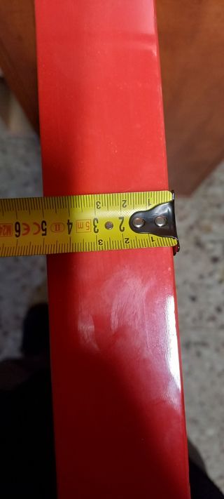 Balda de colgar rojo brillante