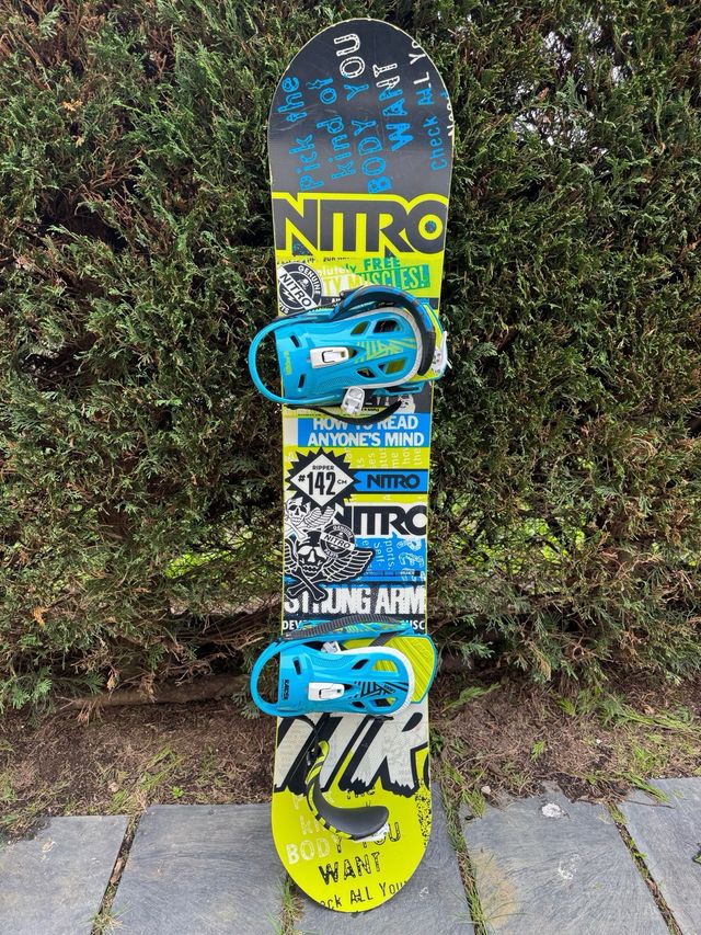 Snowboard para joven 142cm Nitro Ripper + agarres