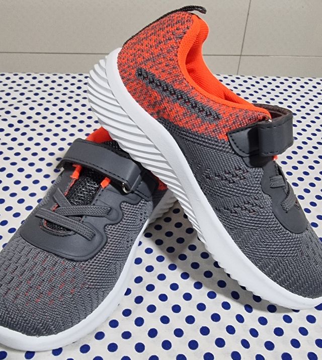 Zapatillas de niño nuevas 27