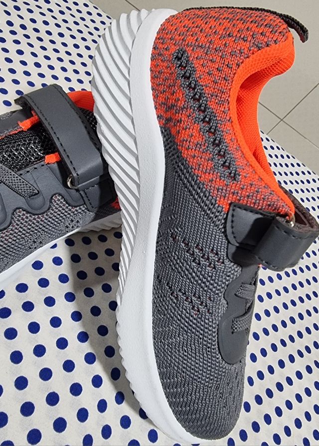 Zapatillas de niño nuevas 27