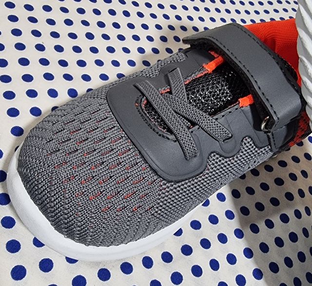 Zapatillas de niño nuevas 27