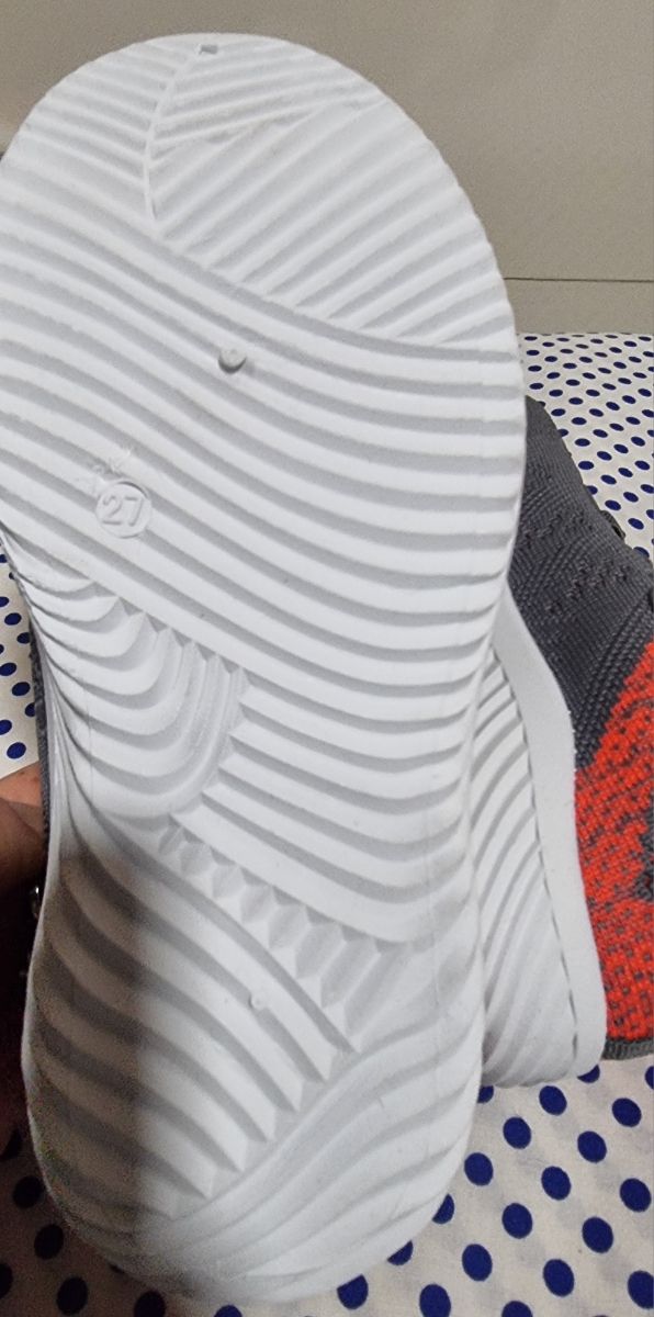 Zapatillas de niño nuevas 27