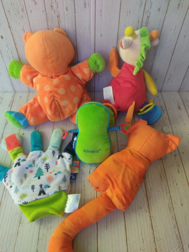 Lote peluches, manopla títeres, teléfono móvil....