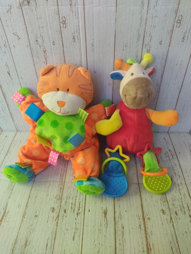 Lote peluches, manopla títeres, teléfono móvil....