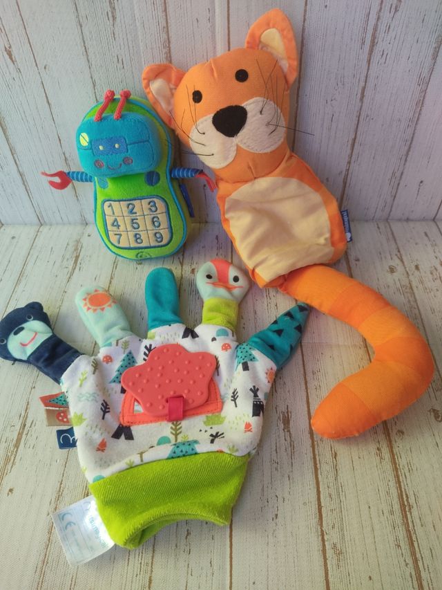 Lote peluches, manopla títeres, teléfono móvil....