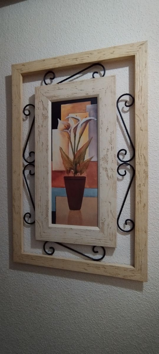 Marcos de madera beige con pintura flor