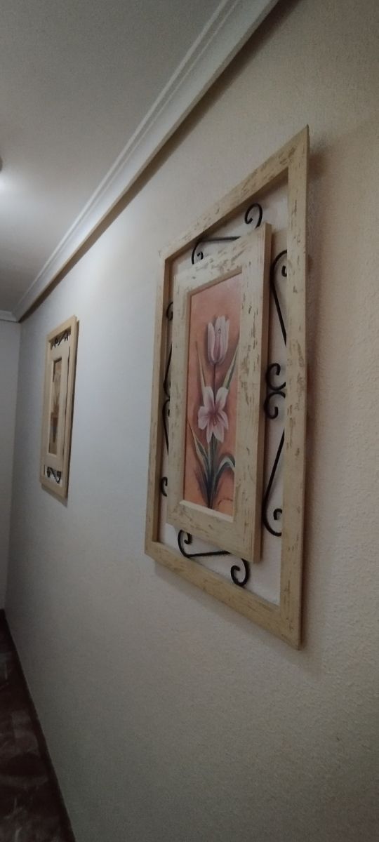 Marcos de madera beige con pintura flor