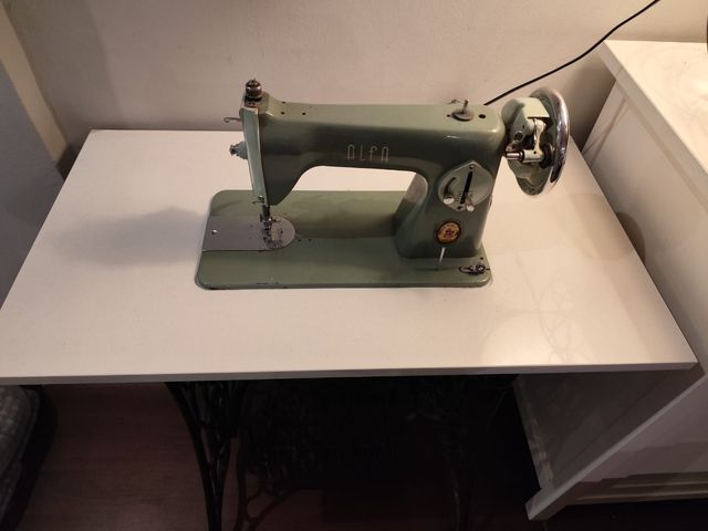 Maquina coser Alfa con pie