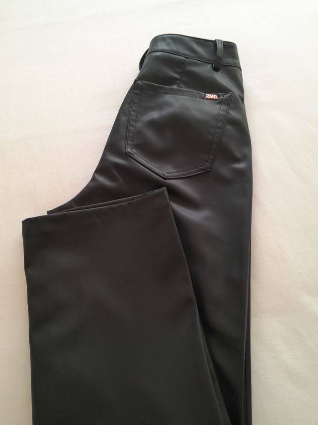 Pantalón efecto piel Zara